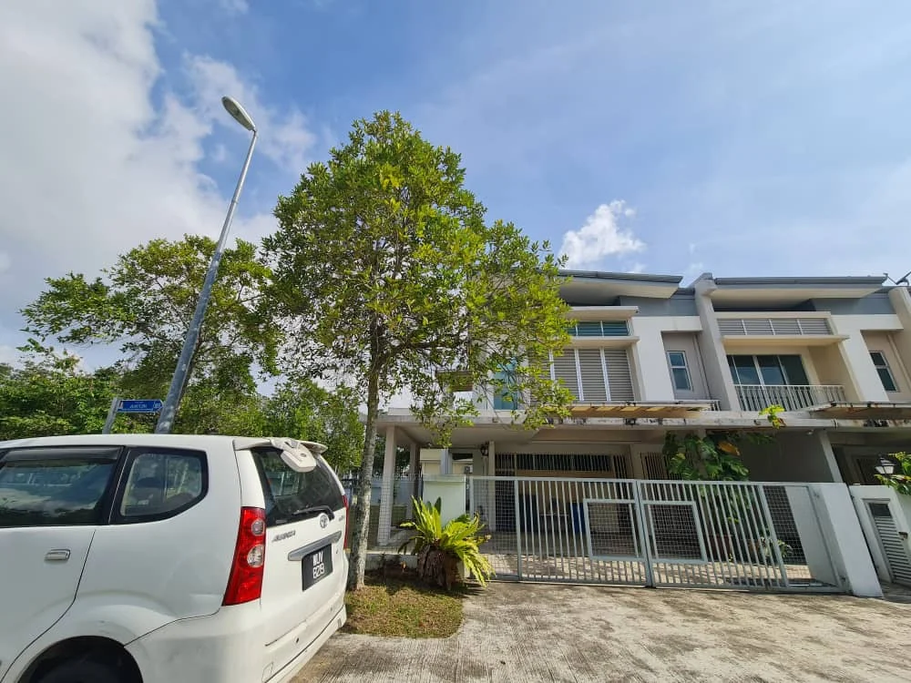 Exterior type: linked terrace house; features: white painted facade, flat roof, 2-storey building, manicured lawn, mature trees, fence with gate, car porch, driveway with interlocking pavers; style: modern.